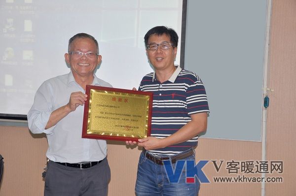 1503280349994679.jpg 东元接受颁奖2.jpg