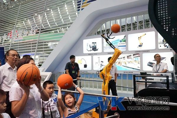 1504055440971915.jpg 格力投篮机器人与小朋友现场比赛,百发百中.jpg