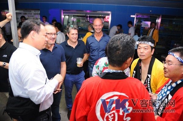 1504227618128273.jpg 各国来宾融和一家.jpg