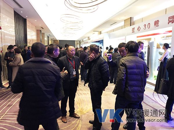 1516075657135894.jpg 8、经销商与会现场.jpg