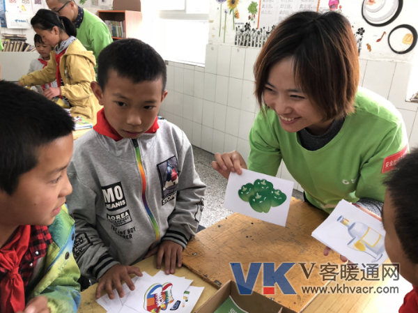 志愿者与同学们一起进行垃圾分类闯关游戏