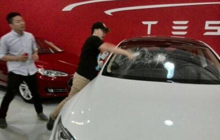 内蒙古车主砸特斯拉新车