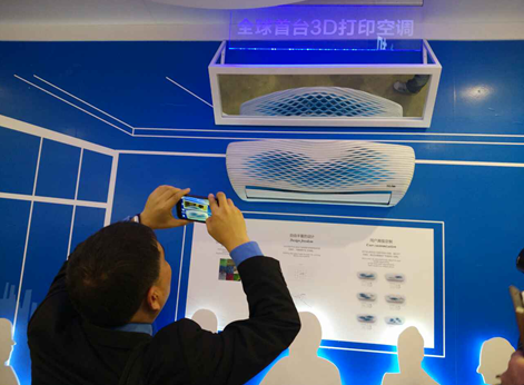 海尔空调在本次制冷展上以多款颠覆性产品体现了其高端产品的创新引领。如在智能空调领域,本次制冷展延续了海尔在家博会期间的“智慧空气生态圈”阵容,以硬件+软件+服务组成的空气套装再次集体亮相,天樽、天铂、空气魔方等颠覆性智能空气产品向人们展示了最先进、最完善的智慧空气解决方案。